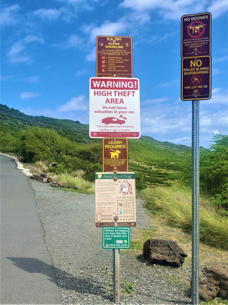 Theft warning sign at Makapu'u Lighthouse parking lot